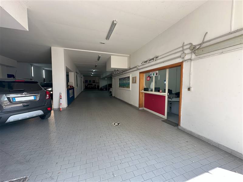 negozio in vendita a Napoli in zona Capodimonte / Colli Aminei