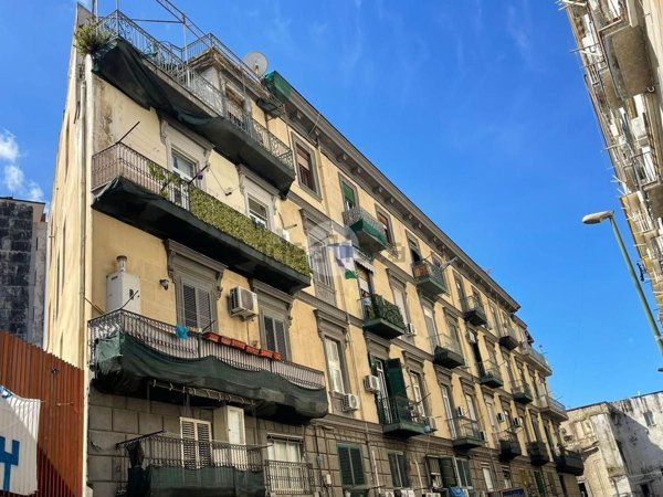 appartamento in vendita a Napoli in zona San Carlo all'Arena