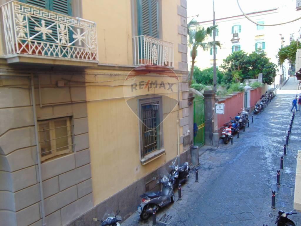 appartamento in vendita a Napoli in zona Chiaia