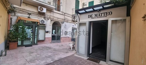 negozio in vendita a Napoli in zona Vomero