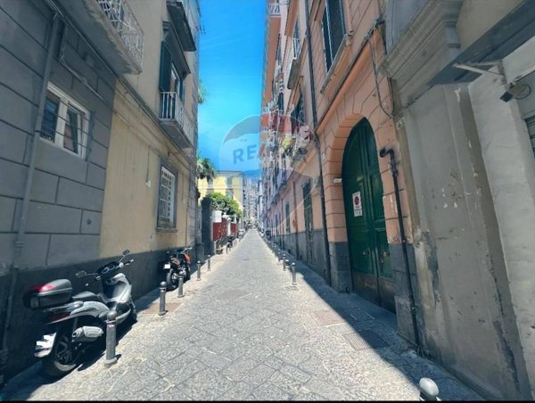 appartamento in vendita a Napoli in zona Chiaia