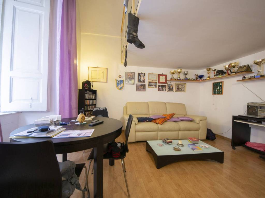 appartamento in vendita a Napoli in zona Chiaia