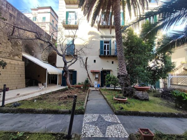 appartamento in vendita a Napoli in zona Chiaia