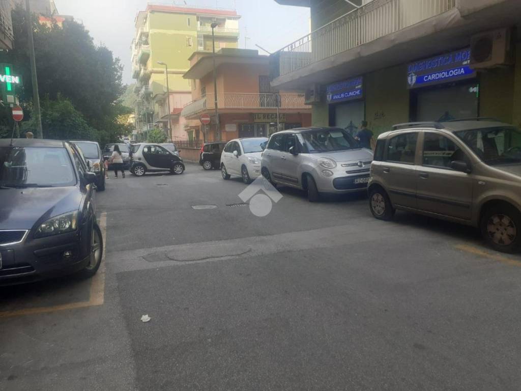 negozio in vendita a Napoli in zona Pianura