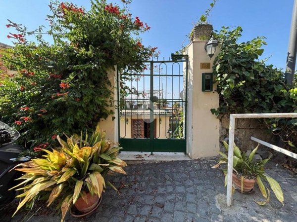 appartamento in vendita a Napoli in zona Posillipo
