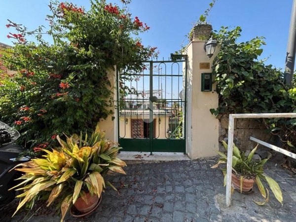 appartamento in vendita a Napoli in zona Posillipo