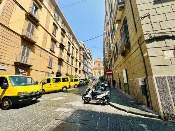 locale commerciale in vendita a Napoli in zona Chiaia