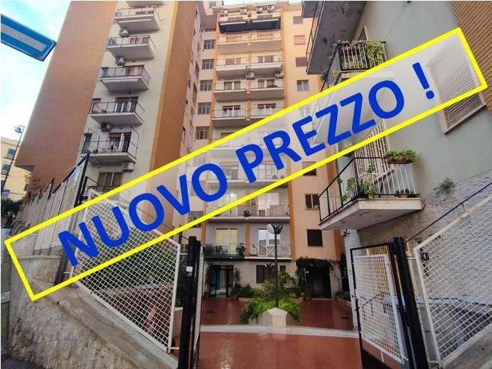 appartamento in vendita a Napoli in zona Chiaia