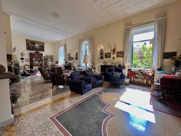 appartamento in vendita a Napoli in zona Chiaia