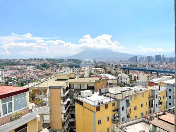 appartamento in vendita a Napoli in zona San Carlo all'Arena