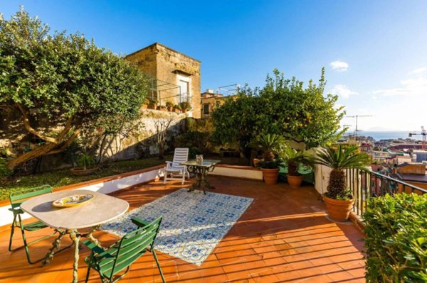 appartamento in vendita a Napoli in zona Chiaia