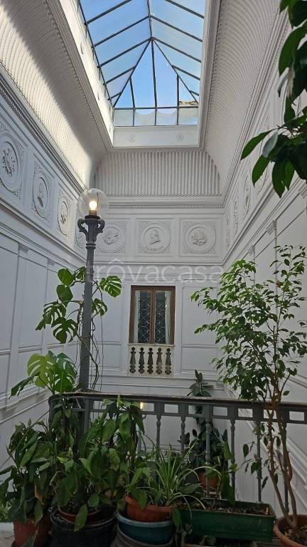 appartamento in vendita a Napoli in zona Chiaia