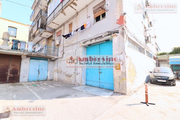 locale commerciale in vendita a Napoli in zona San Pietro a Patierno