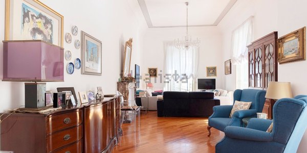 appartamento in vendita a Napoli in zona Chiaia