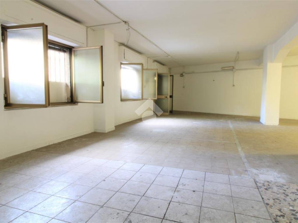 negozio in vendita a Napoli in zona Secondigliano