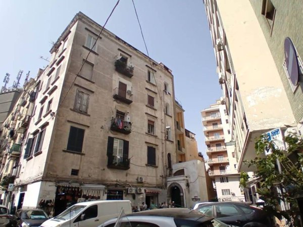 negozio in vendita a Napoli in zona Porto