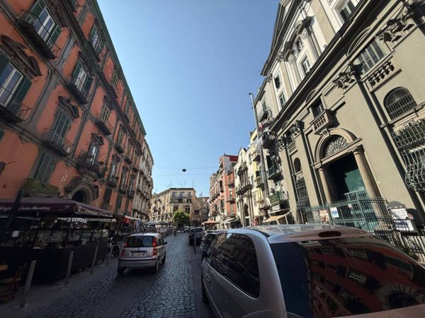 appartamento in vendita a Napoli in zona San Carlo all'Arena