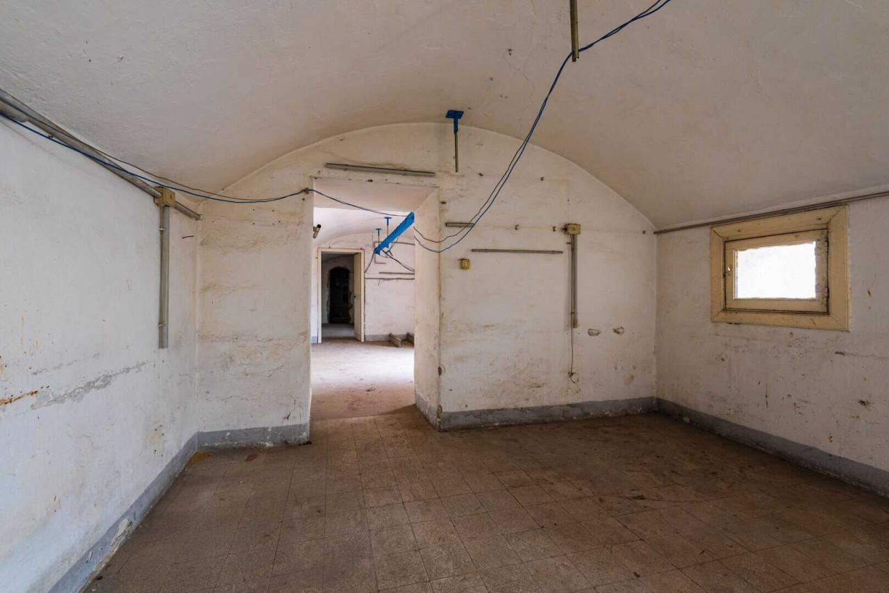 negozio in vendita a Napoli in zona San Lorenzo