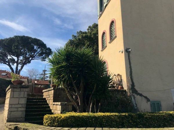 appartamento in vendita a Napoli in zona San Carlo all'Arena