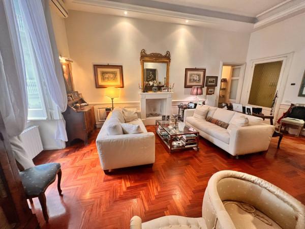 appartamento in vendita a Napoli in zona Chiaia