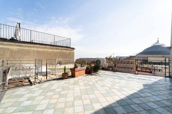 appartamento in vendita a Napoli in zona Chiaia