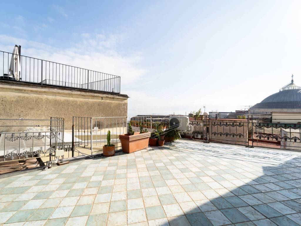 appartamento in vendita a Napoli in zona Chiaia