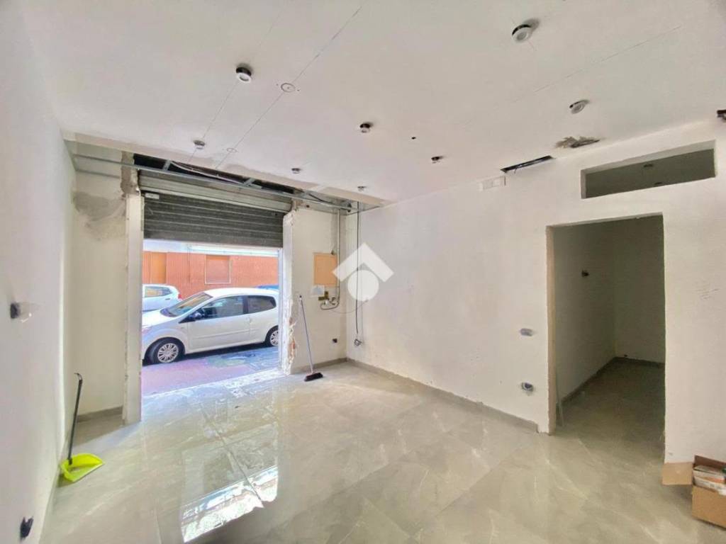negozio in vendita a Napoli in zona Secondigliano