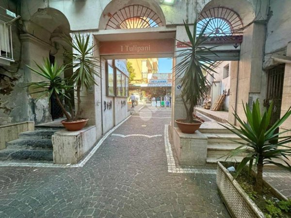 negozio in vendita a Napoli in zona Secondigliano