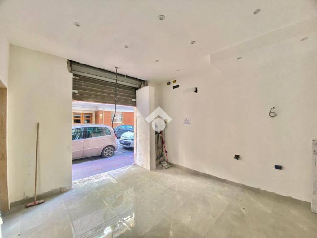 negozio in vendita a Napoli in zona Secondigliano