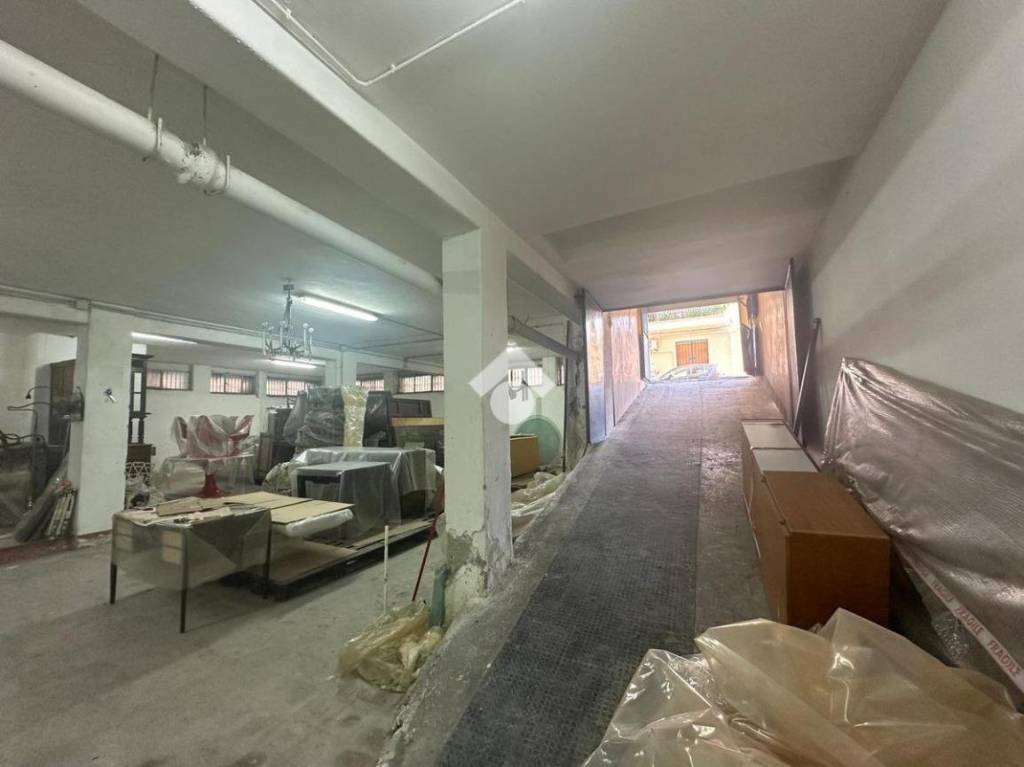 locale commerciale in vendita a Napoli in zona Secondigliano