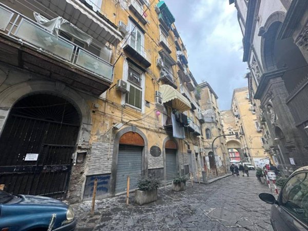 negozio in vendita a Napoli in zona Stella