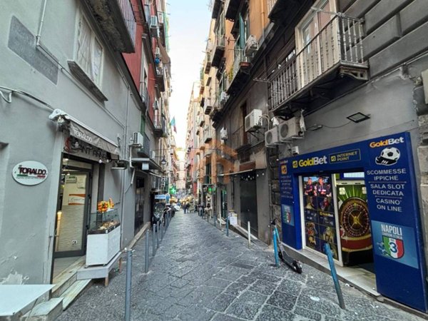 negozio in vendita a Napoli in zona San Ferdinando