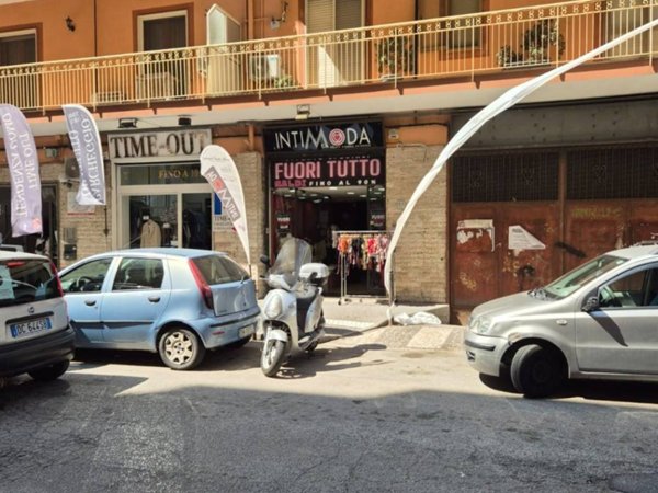 negozio in vendita a Napoli in zona Pianura