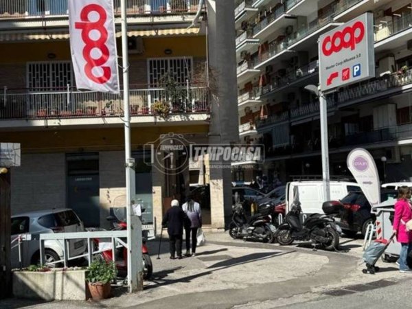 negozio in vendita a Napoli in zona Arenella