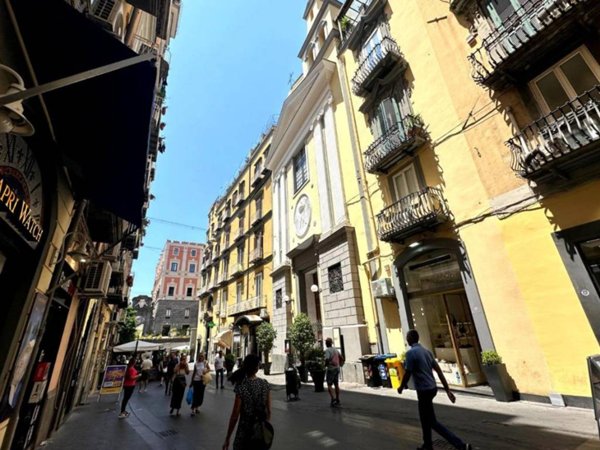 appartamento in vendita a Napoli in zona Chiaia