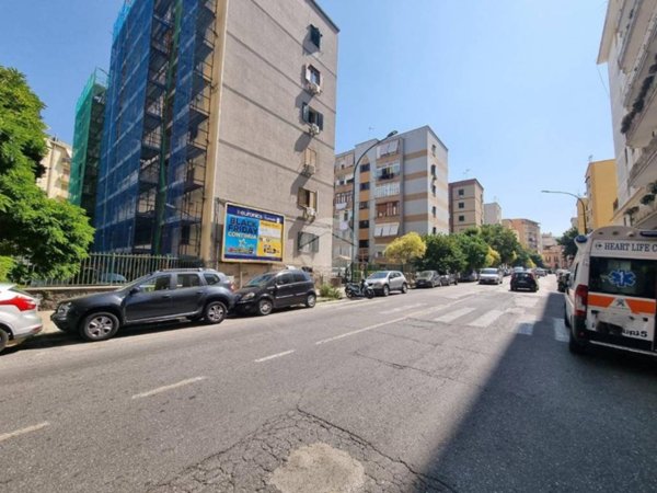 locale commerciale in vendita a Napoli in zona Vomero