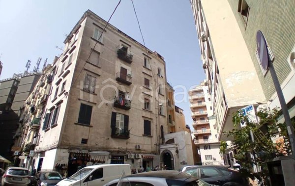 negozio in vendita a Napoli in zona Porto