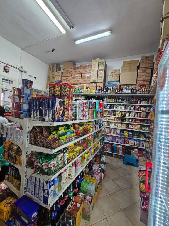 negozio in vendita a Napoli in zona Porto