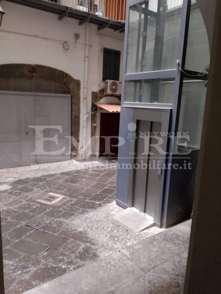 appartamento in vendita a Napoli in zona Chiaia