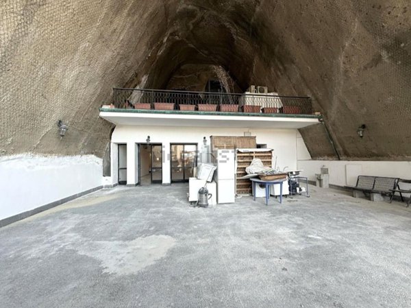 appartamento in vendita a Napoli in zona Chiaia