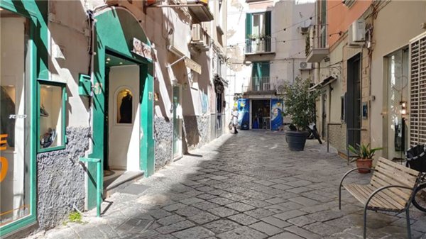 locale commerciale in vendita a Napoli in zona Chiaia