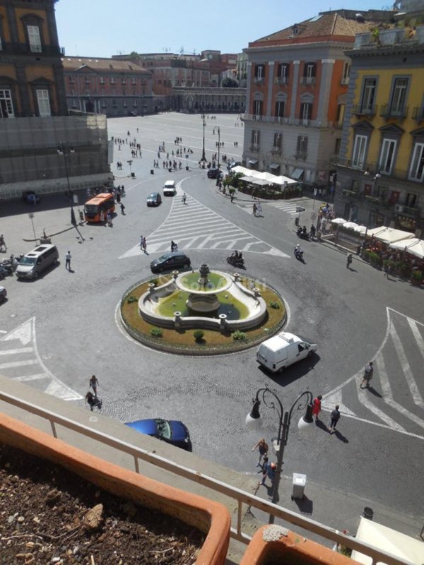 pentavano in vendita a Napoli in zona San Ferdinando