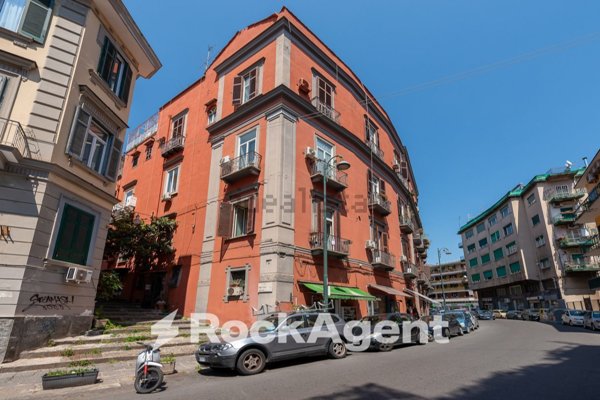appartamento in vendita a Napoli in zona Chiaia