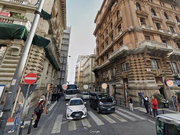 negozio in vendita a Napoli in zona Porto