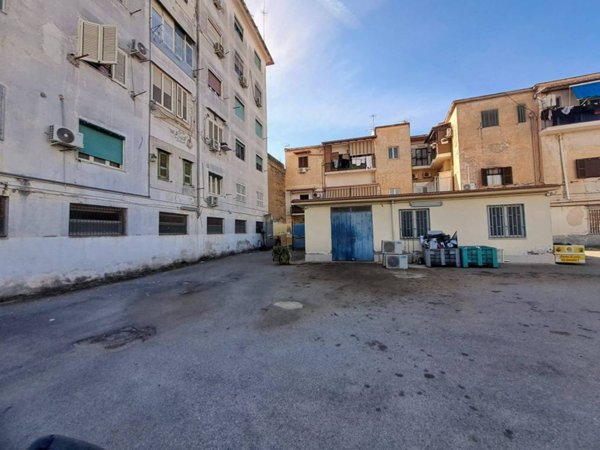 locale commerciale in vendita a Napoli in zona Piscinola