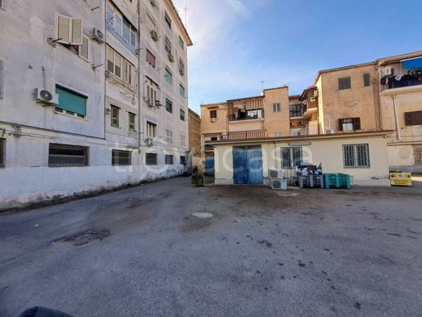 locale commerciale in vendita a Napoli in zona Piscinola