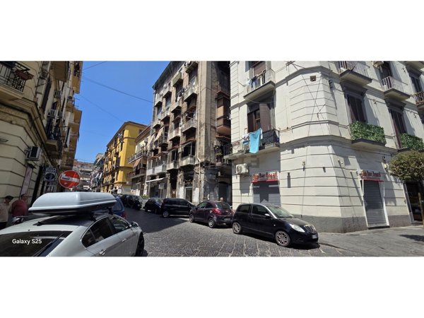 locale commerciale in vendita a Napoli in zona San Lorenzo