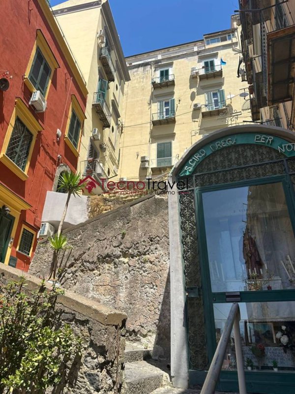 appartamento in vendita a Napoli in zona Chiaia