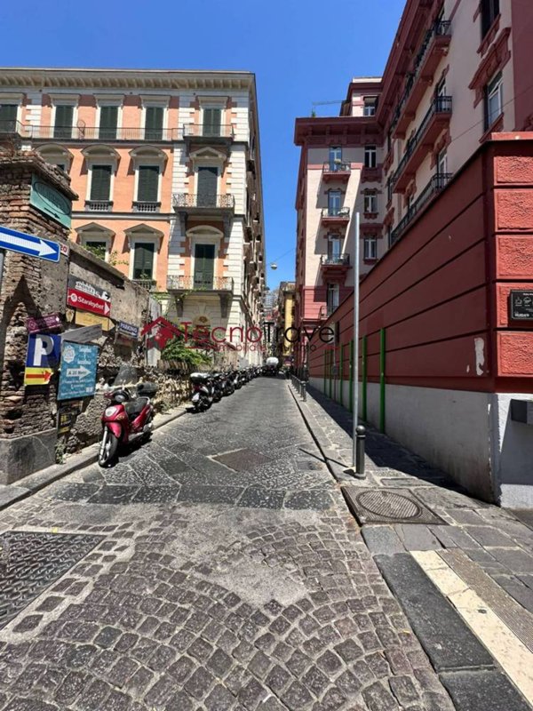 appartamento in vendita a Napoli in zona Chiaia