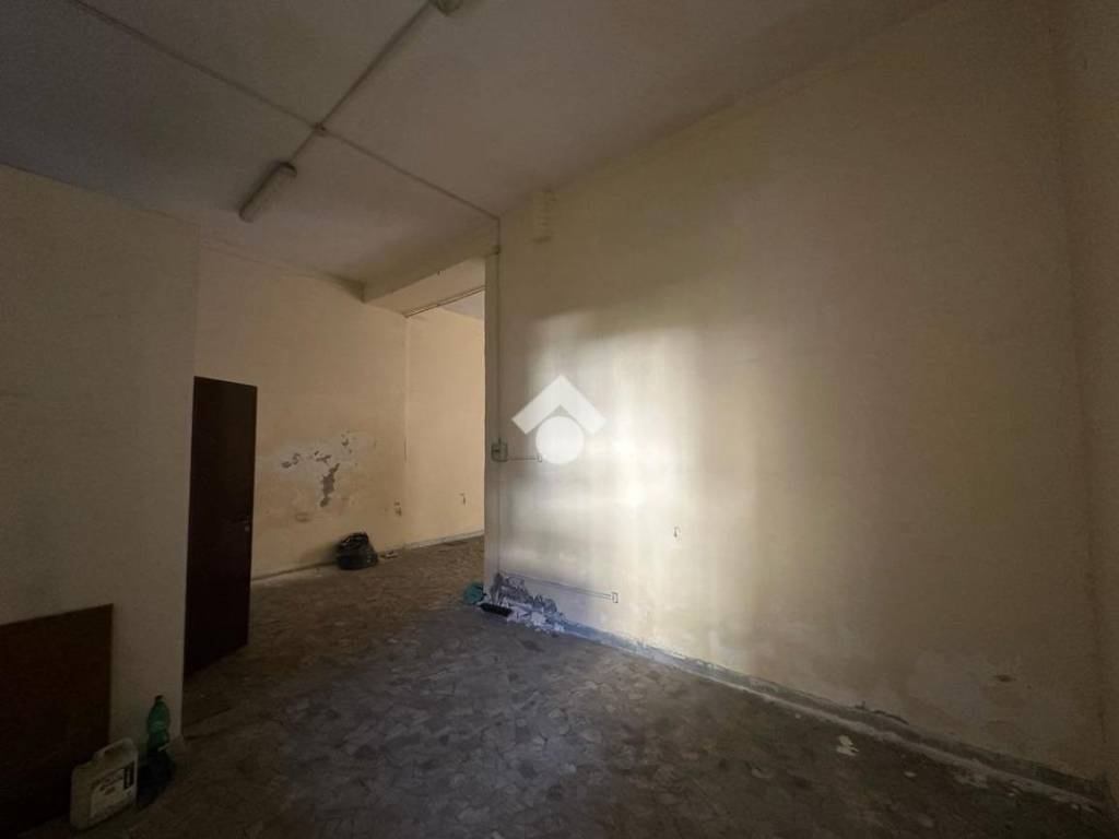 negozio in vendita a Napoli in zona Secondigliano